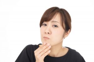 体調不良やストレス、紫外線の蓄積、加齢などが原因のくすみ